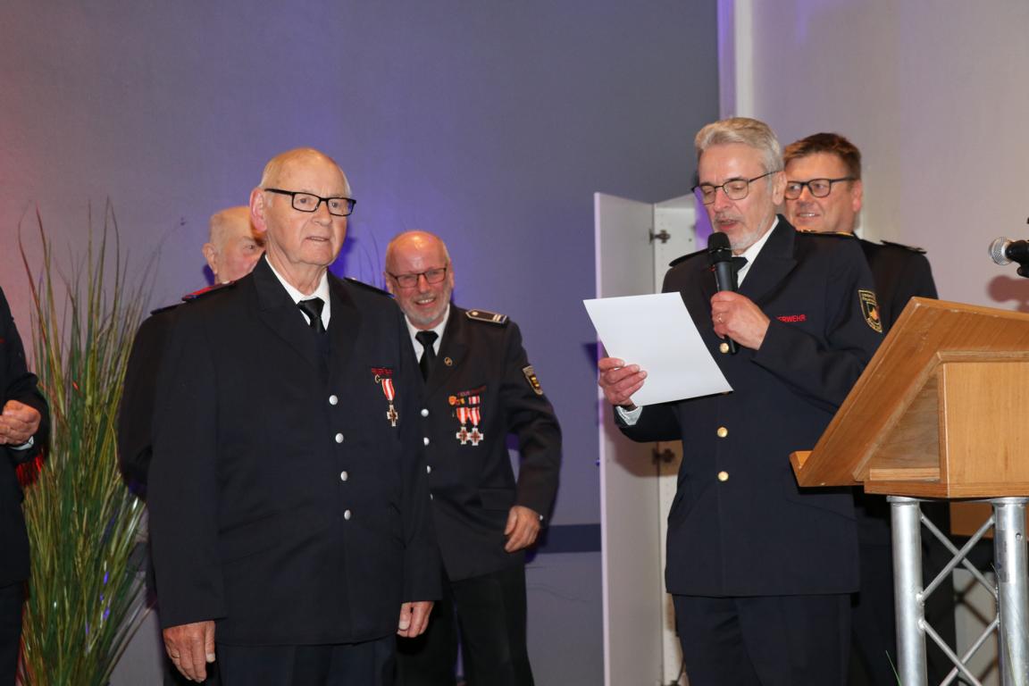 Ewald Kluck bekommt seine Urkunde von Manfred Kleine Niesse IMG 2007